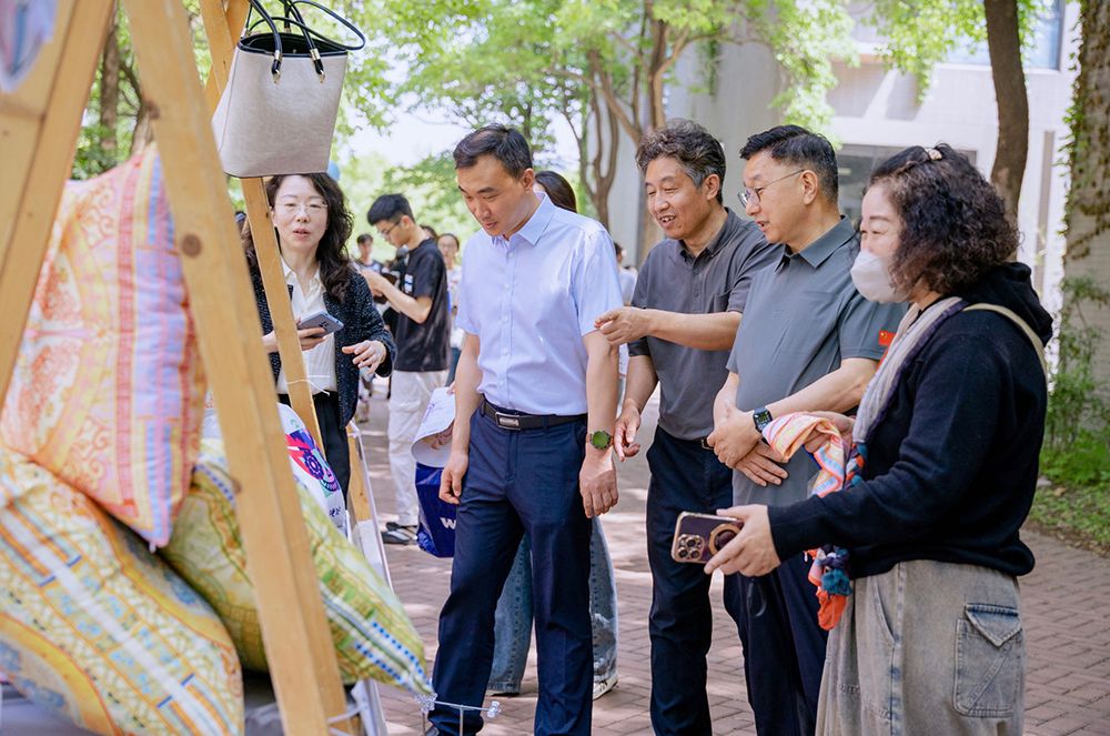 公司党委副书记薛浩深入创意市集实地调研